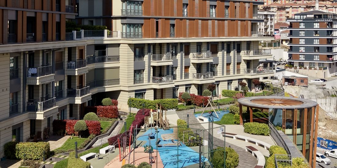 Nevbahar Üsküdar'ın peyzajlı iç avlusu ve teraslı cephe detayı